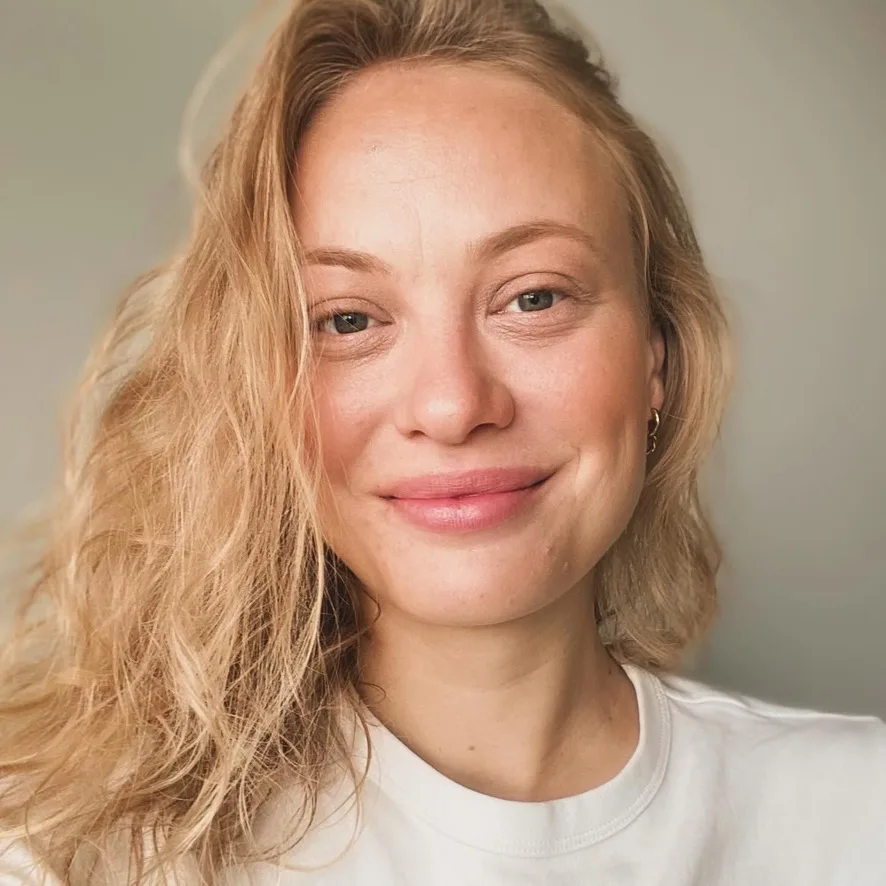 Luca Maya Bartnitzki, Raumkonzeptionistin und Designerin aus Hamburg, lächelt in die Kamera